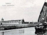 Imbarcazione-a-vela-davanti-a-cimitero-monumentale