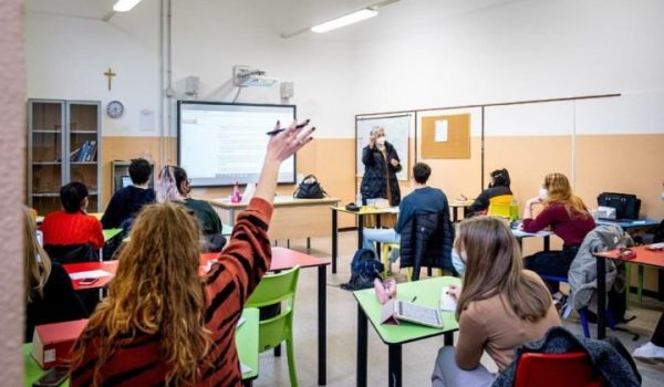 ragazzi a scuola