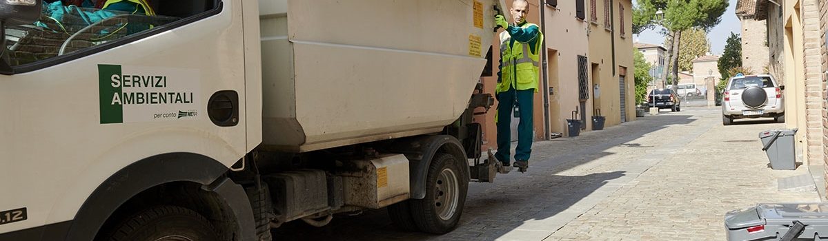 un furgone per la roccolta differenziata porta a porta