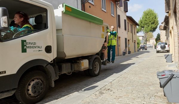 un furgone per la roccolta differenziata porta a porta