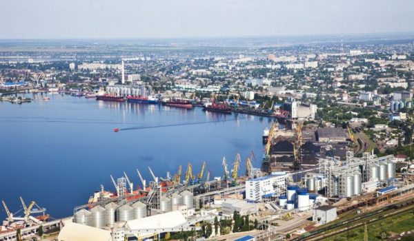 Veduta di una città portuale dell’Ucraina