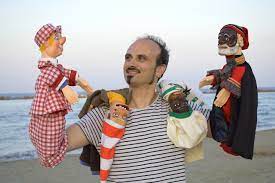 Massimiliano Venturi con i suoi burattini