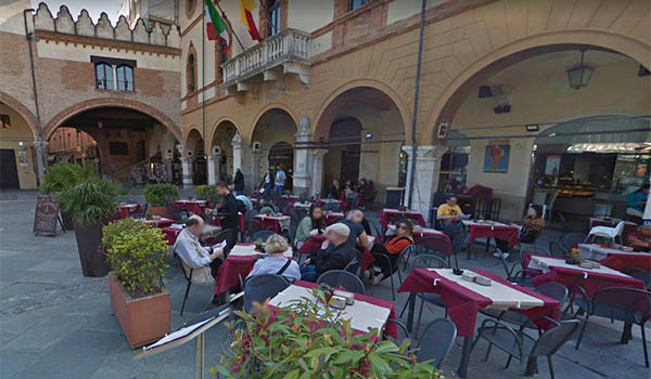 i tavoli in piazza del Popolo