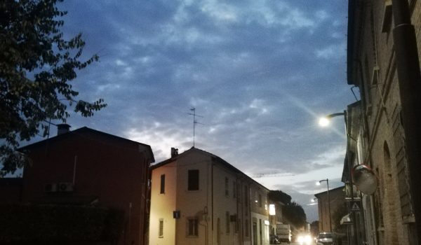 Immagine della via principale di Sant'Alberto, al tramonto, col cielo coperto